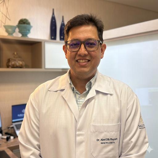 Dr. Abel Dib Rayashi, infectologista, em seu consultório.